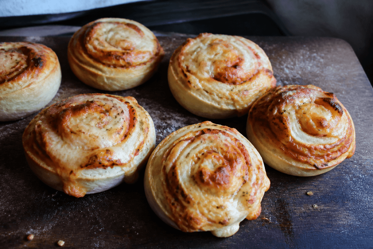 Sprøde mini-pizzasnegle med mozzarella og oregano