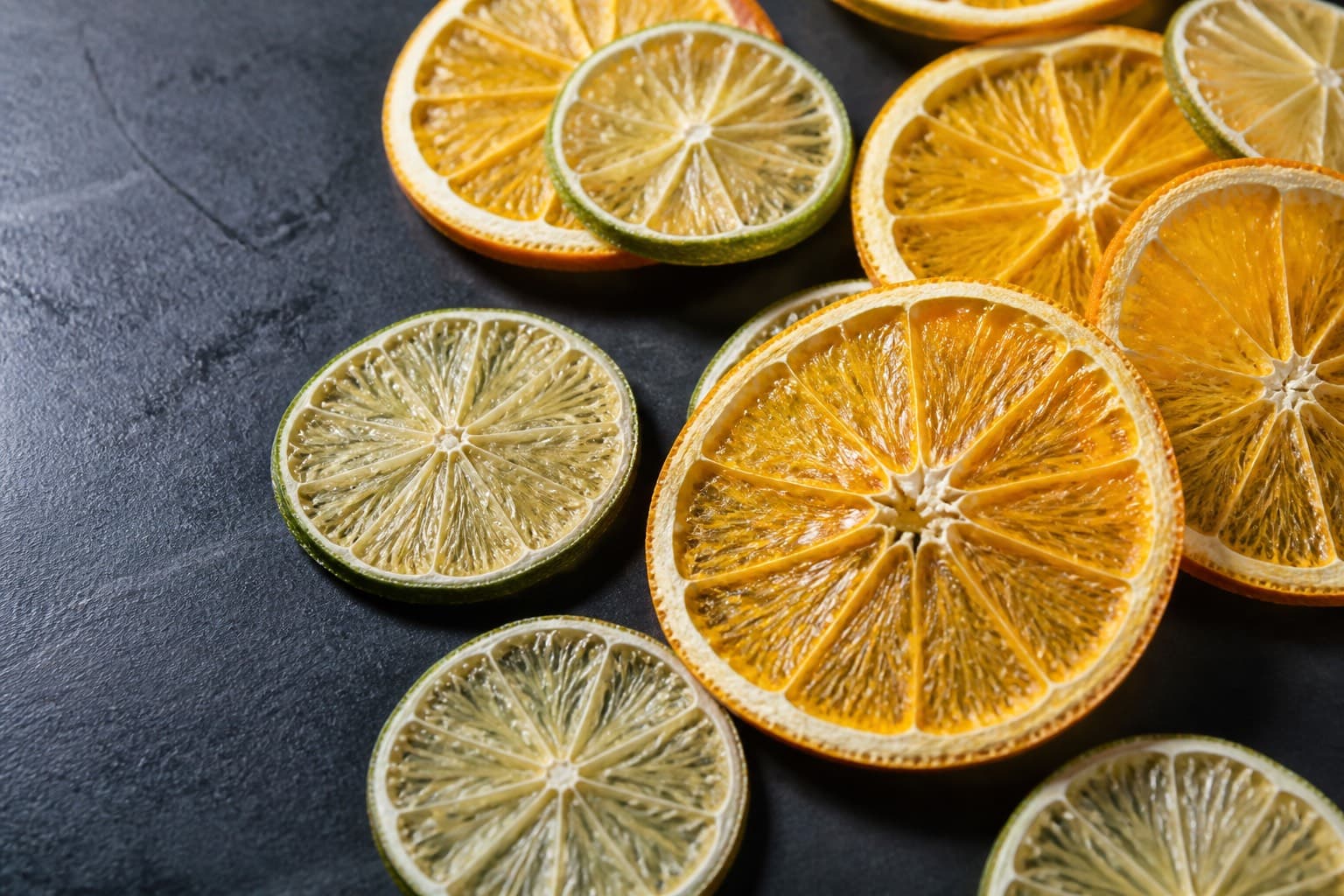 Tørrede appelsin- og limeskiver fra dehydrator