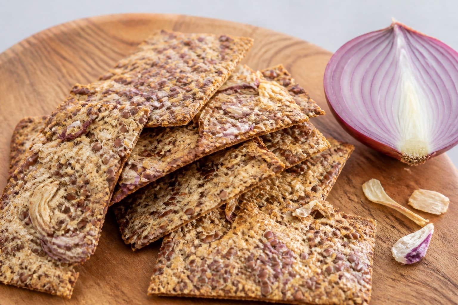 Raw løgbrød med hørfrø fra dehydrator