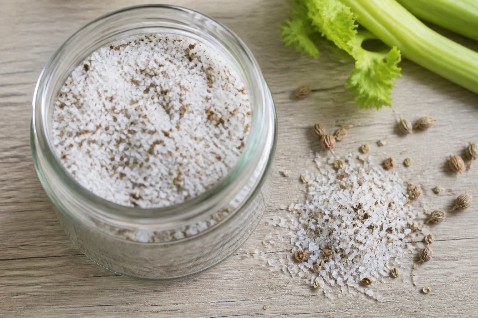 Sellerisalt — groft salt blandet med knuste sellerifrø