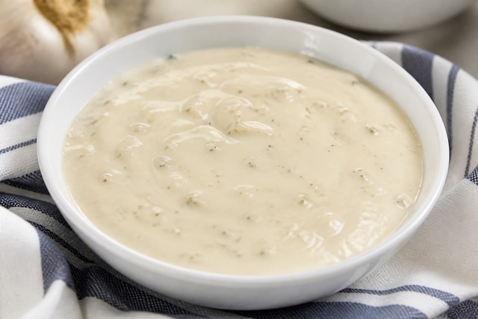 Skål med hvid fransk hotdog dressing