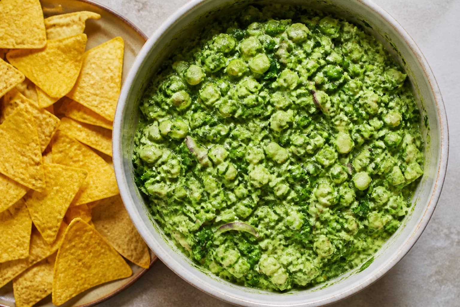 Green Goddess salat i skål med salte chips til at dyppe