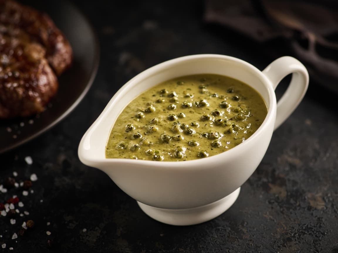 Cremet pebersauce med grønpeberkorn i skål