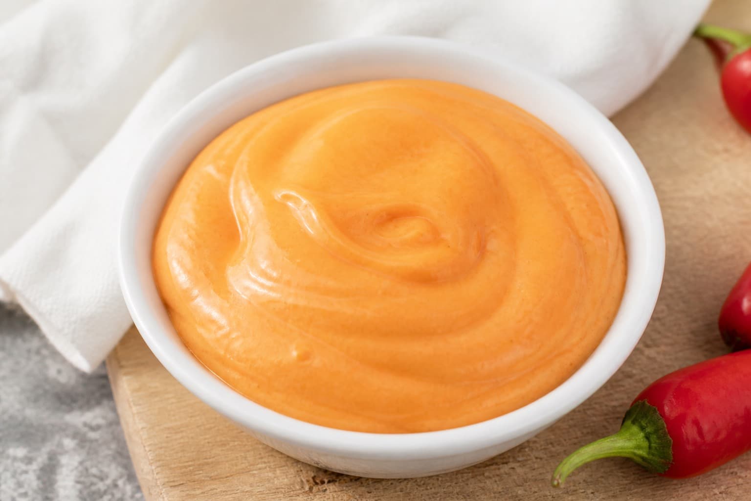 Skål med orange sriracha-mayo