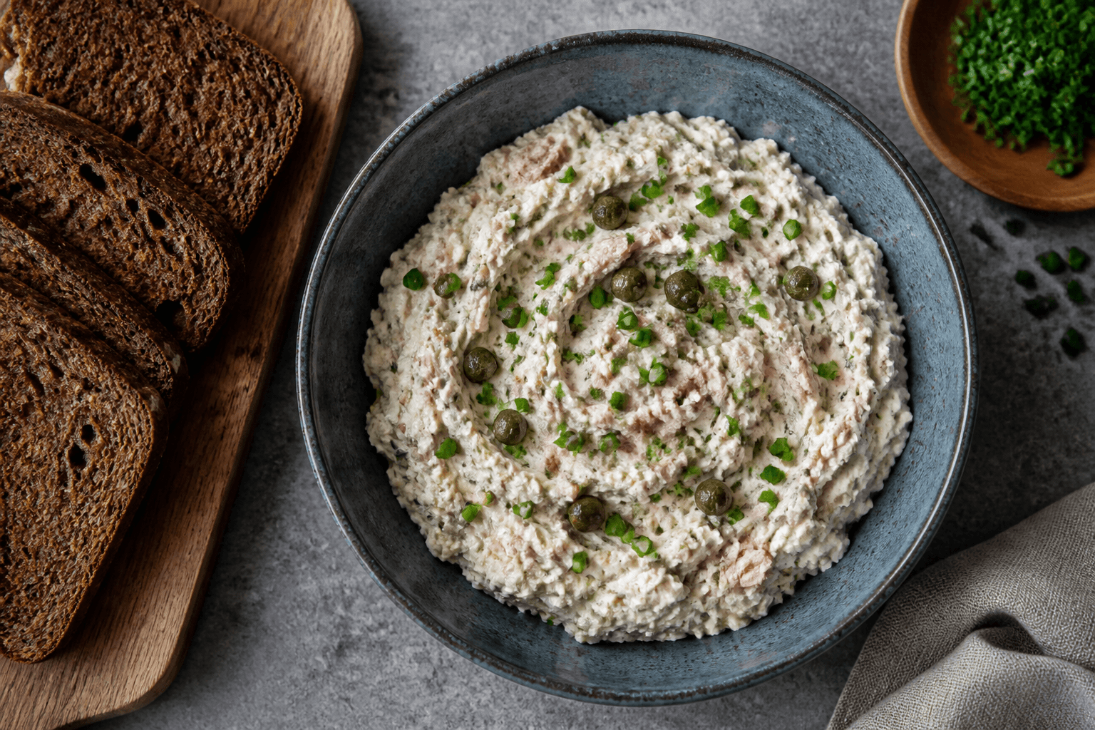 Tunmousse af hytteost med kapers