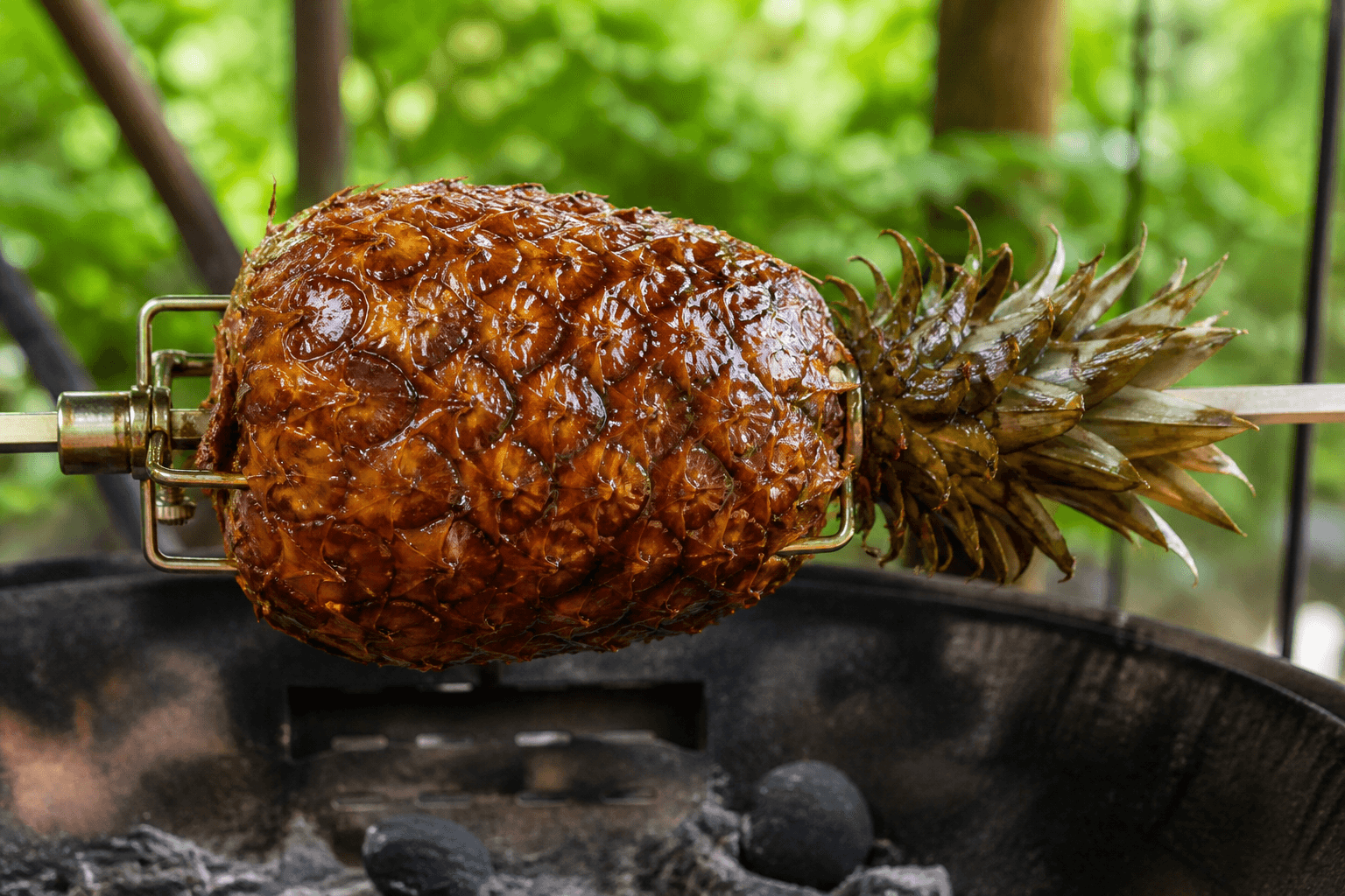 Glaseret ananas på rotisseri med brun farin og kanel
