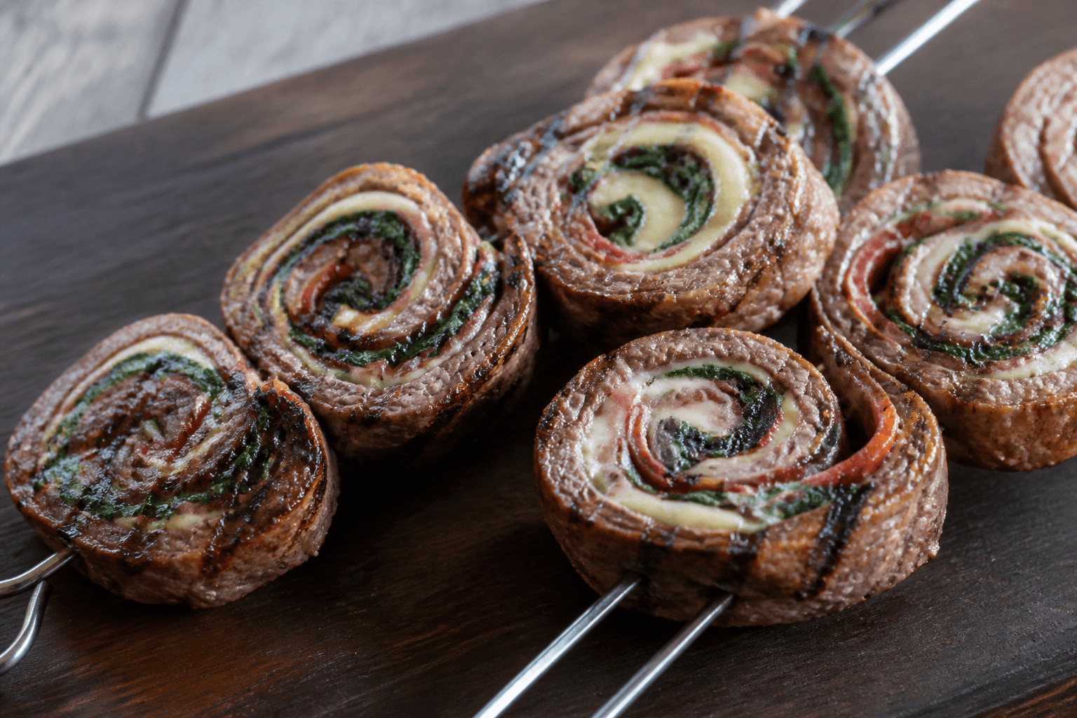 Grillede flanksteak pinwheels med ost og spinat på spyd