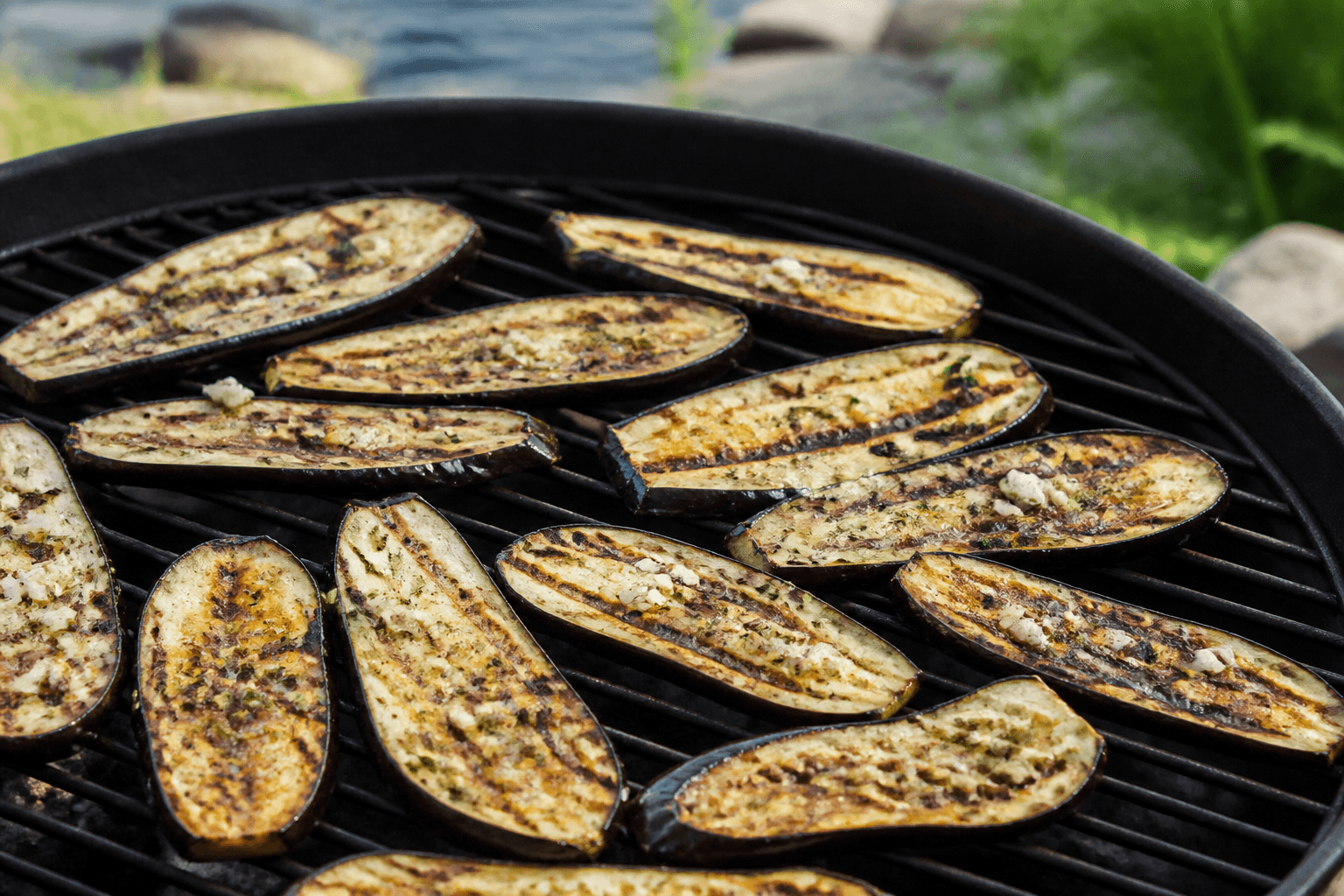 Grillede aubergineskiver med hvidløg, olie og grillstriber