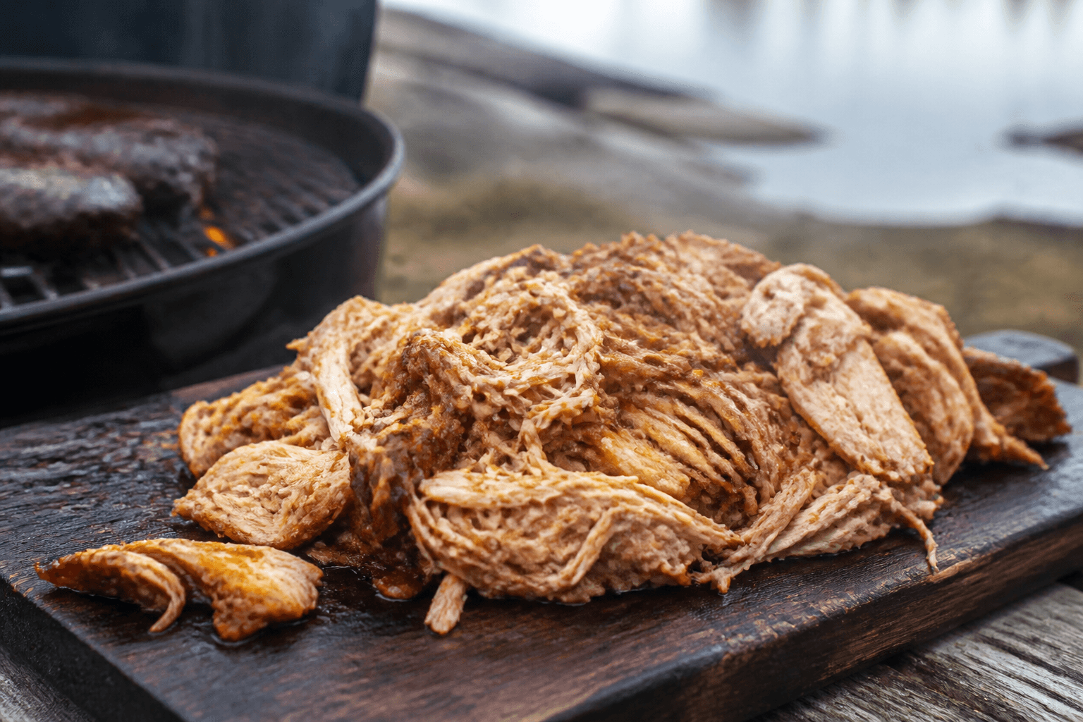 Pulled chicken trukket i saftige strimler med BBQ-sauce
