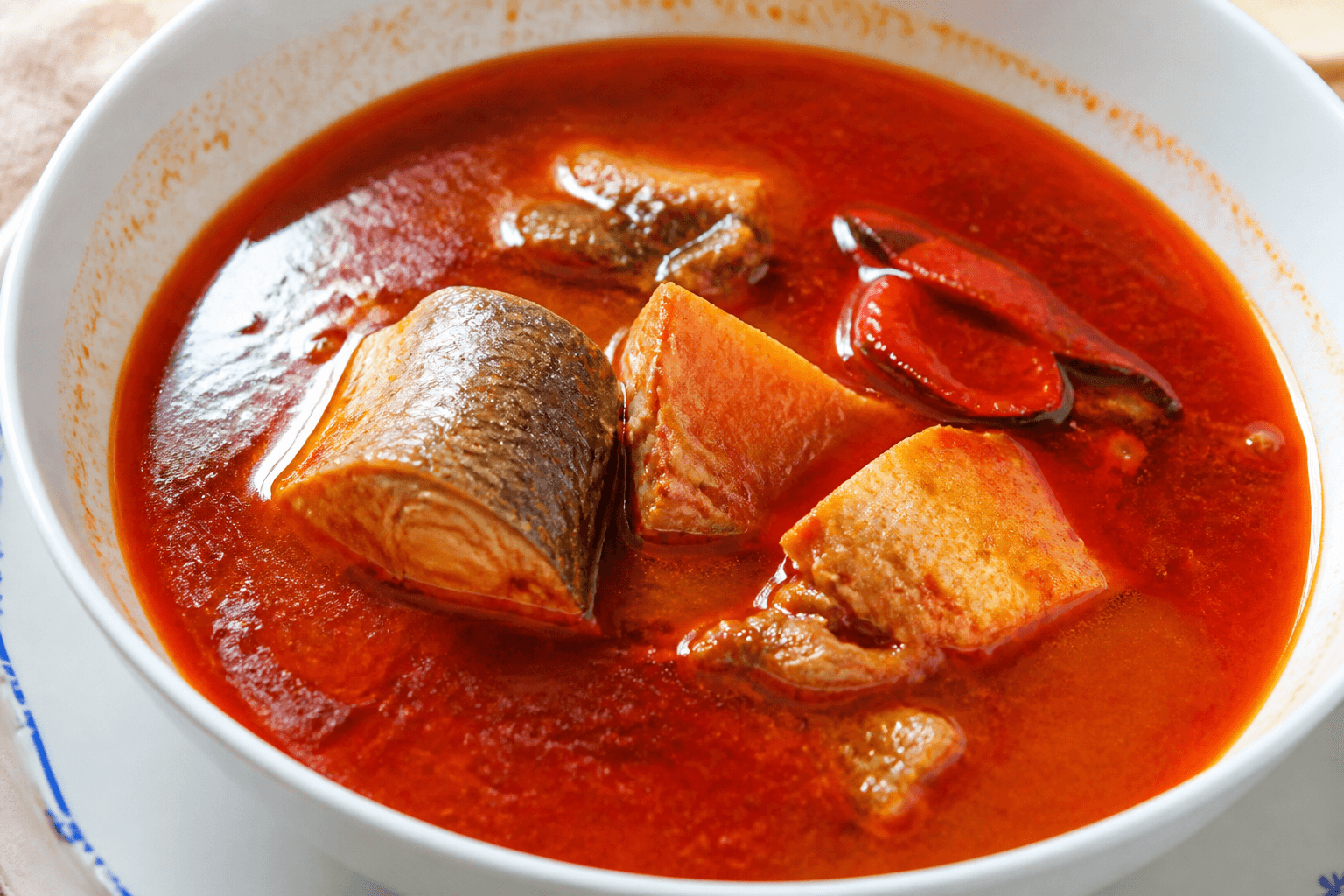 Rød ungarsk fiskesuppe med paprika og fiskestykker