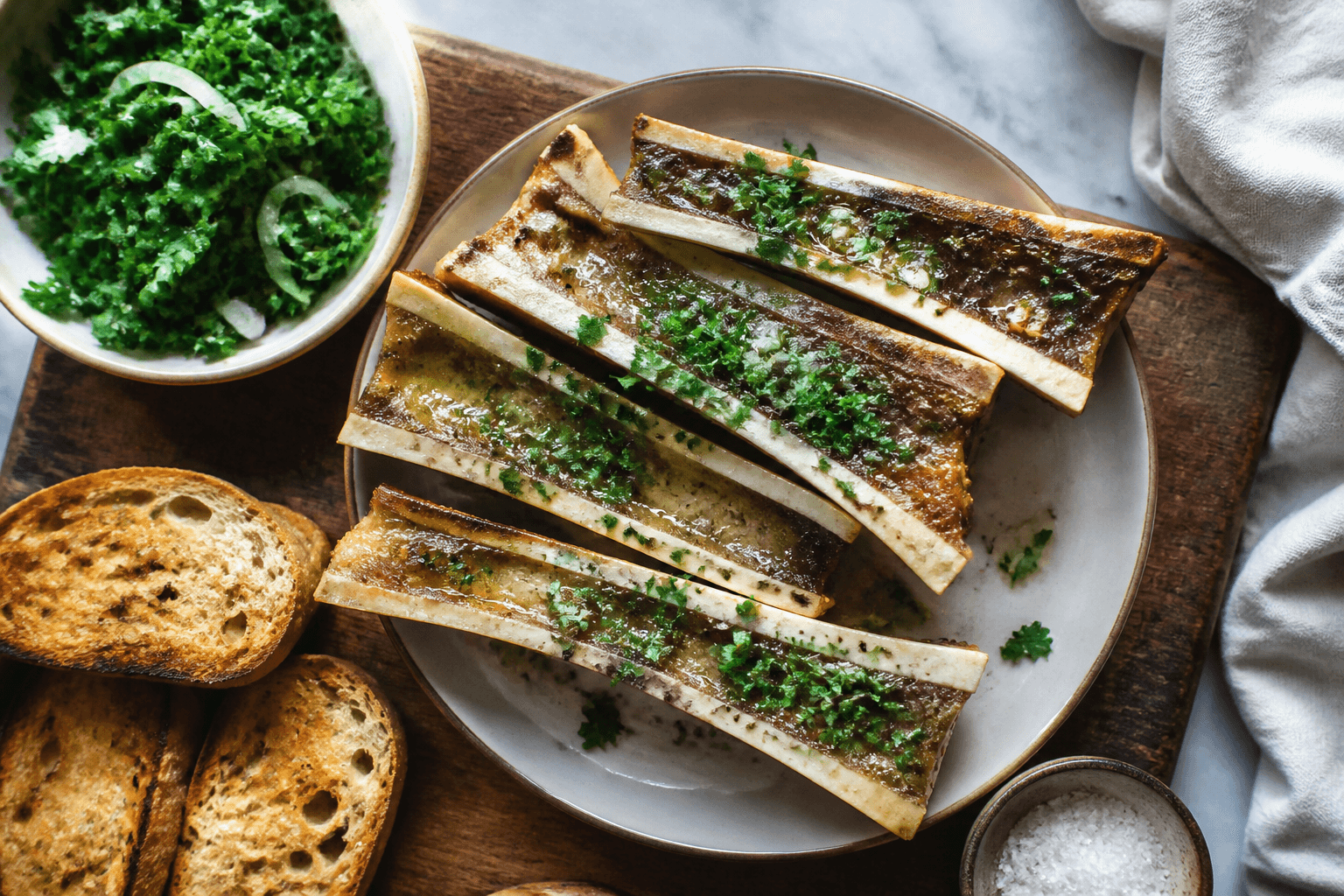Bagte marvben med persillesalat og ristet brød