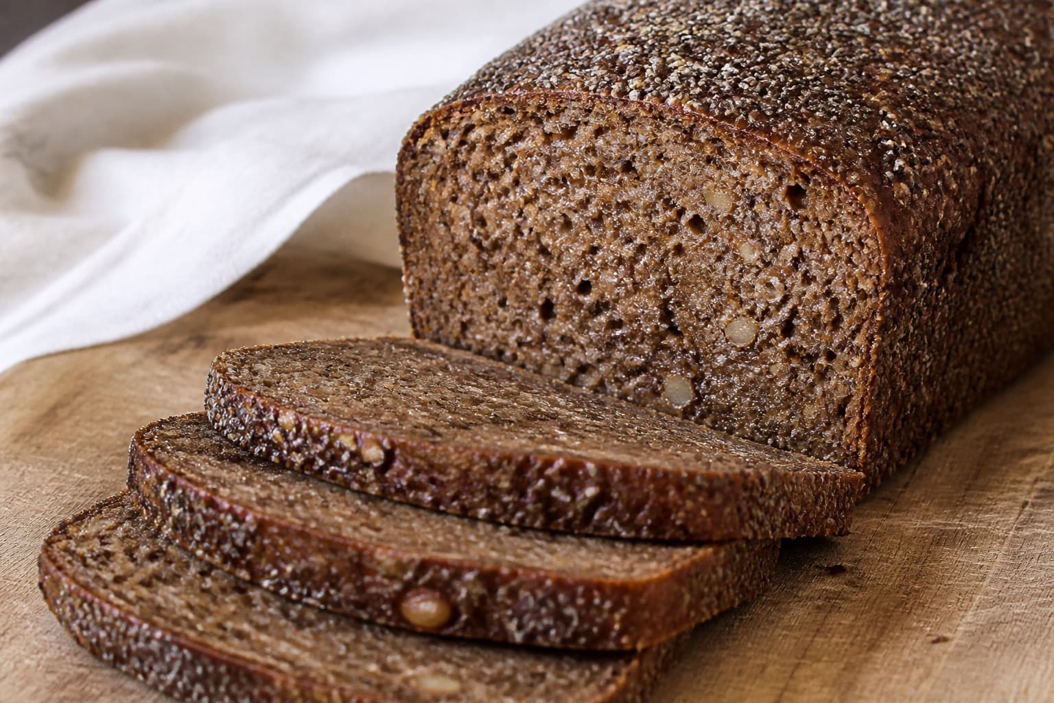 Saftigt chia-rugbrød med synlige chiafrø