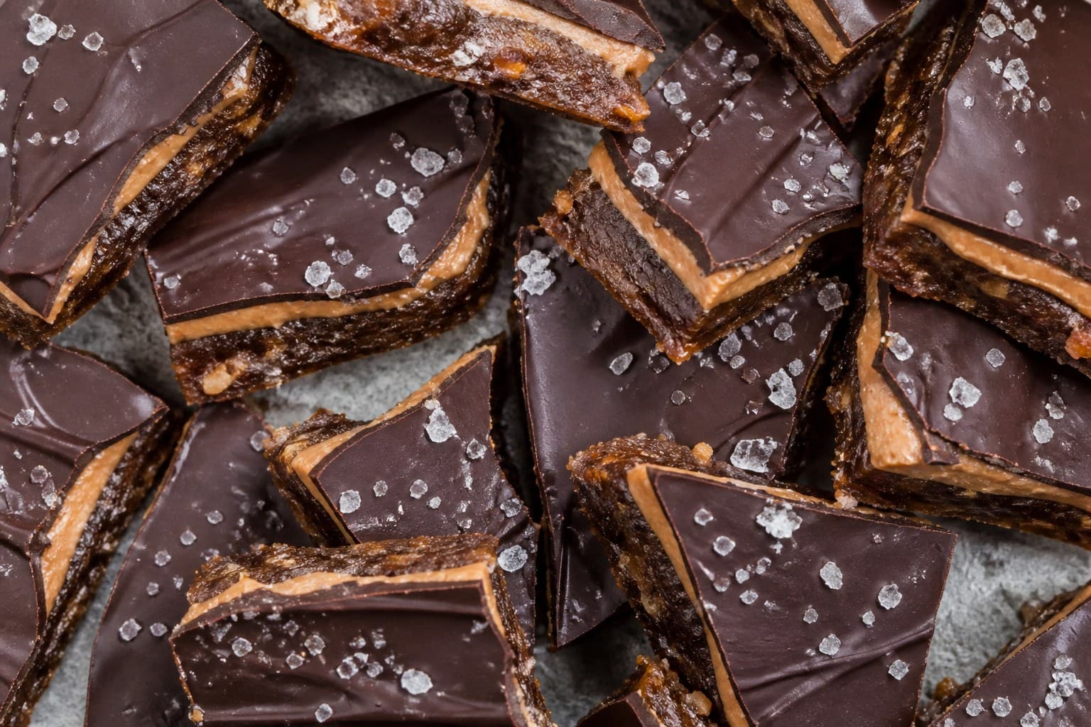 Date bark med mørk chokolade, peanutbutter og flagesalt