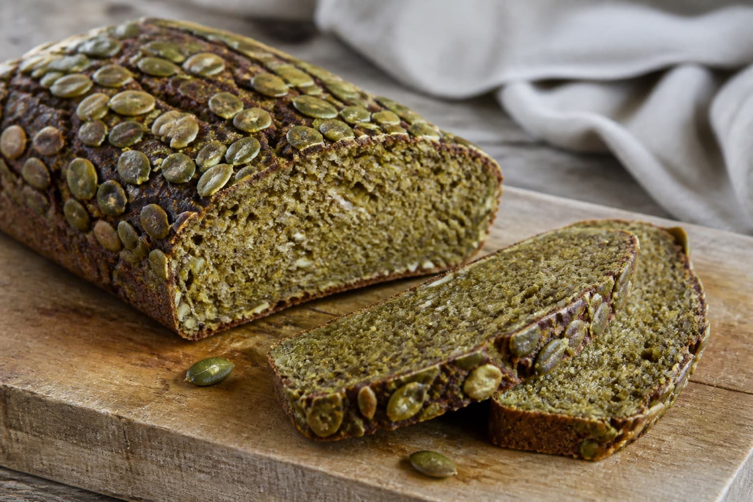 Rugbrød med græskarkernemel og grønlig krumme