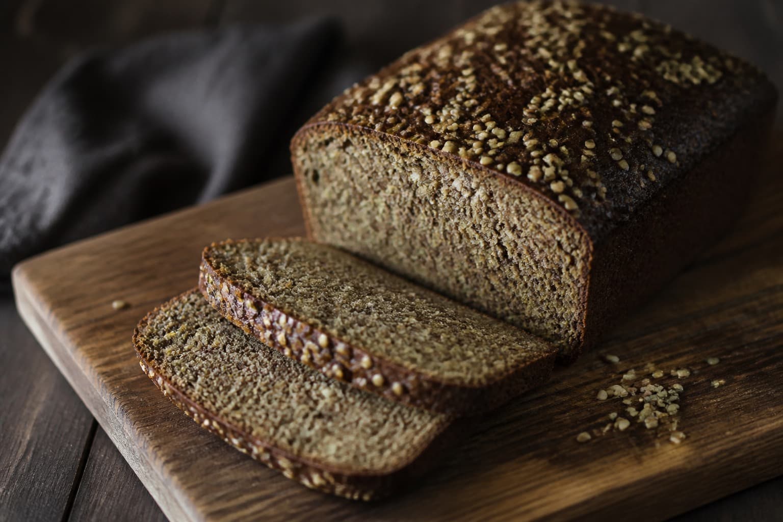 Mørkt hampemel-rugbrød med nøddebrun krumme