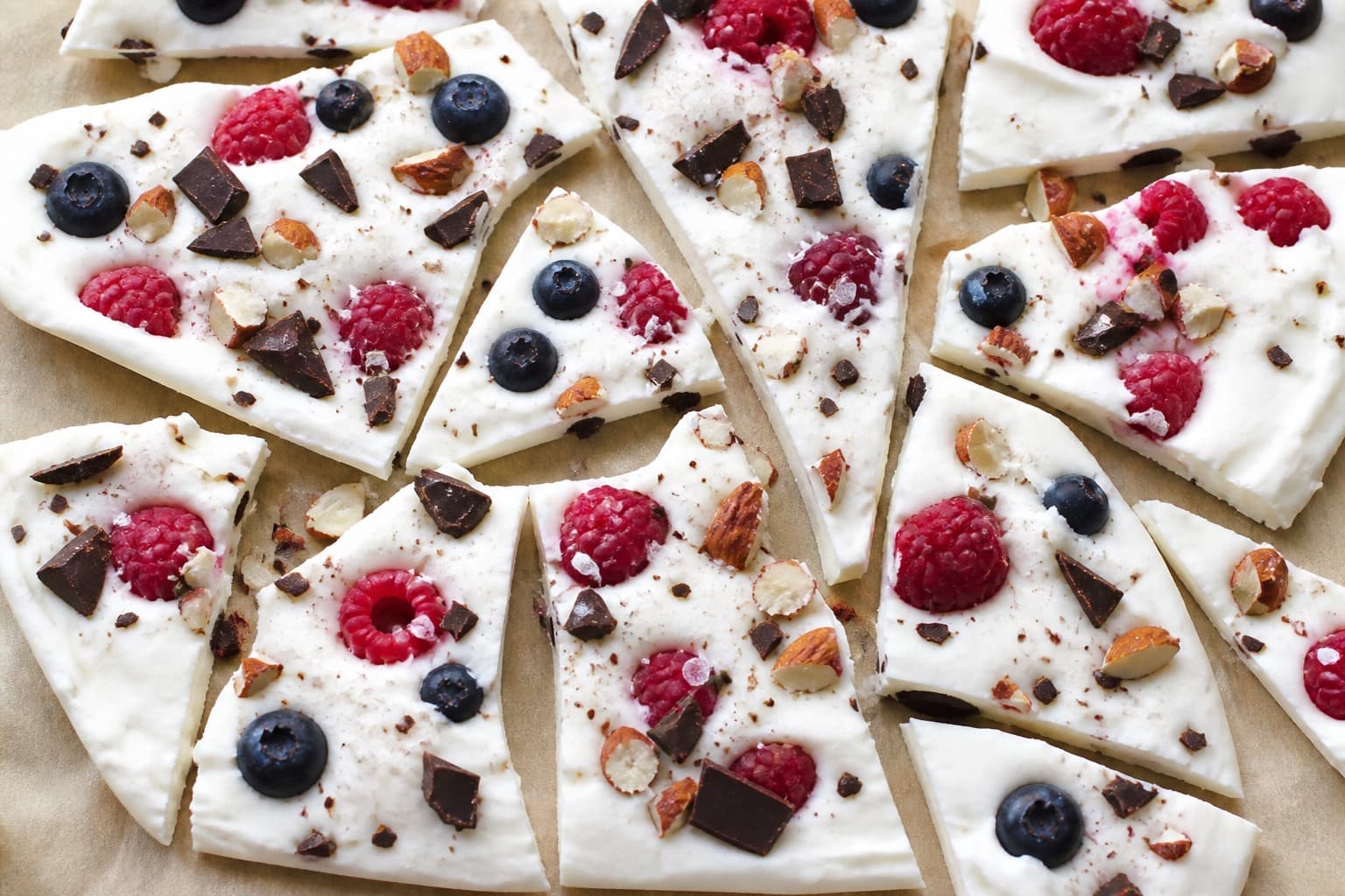 Frosne brudstykker af skyr-protein-bark med bær og chokolade