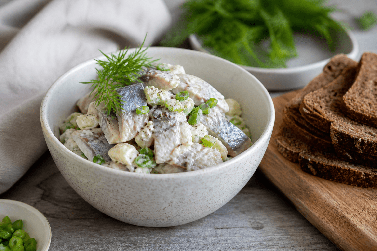 Makrelsalat rørt med mayonnaise og sennep