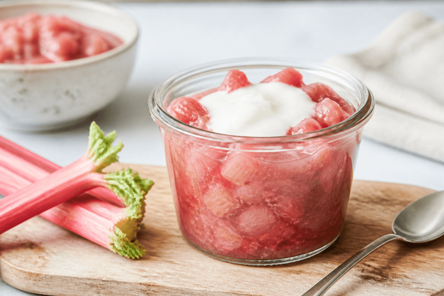 Skål med rabarberkompot med vanilje