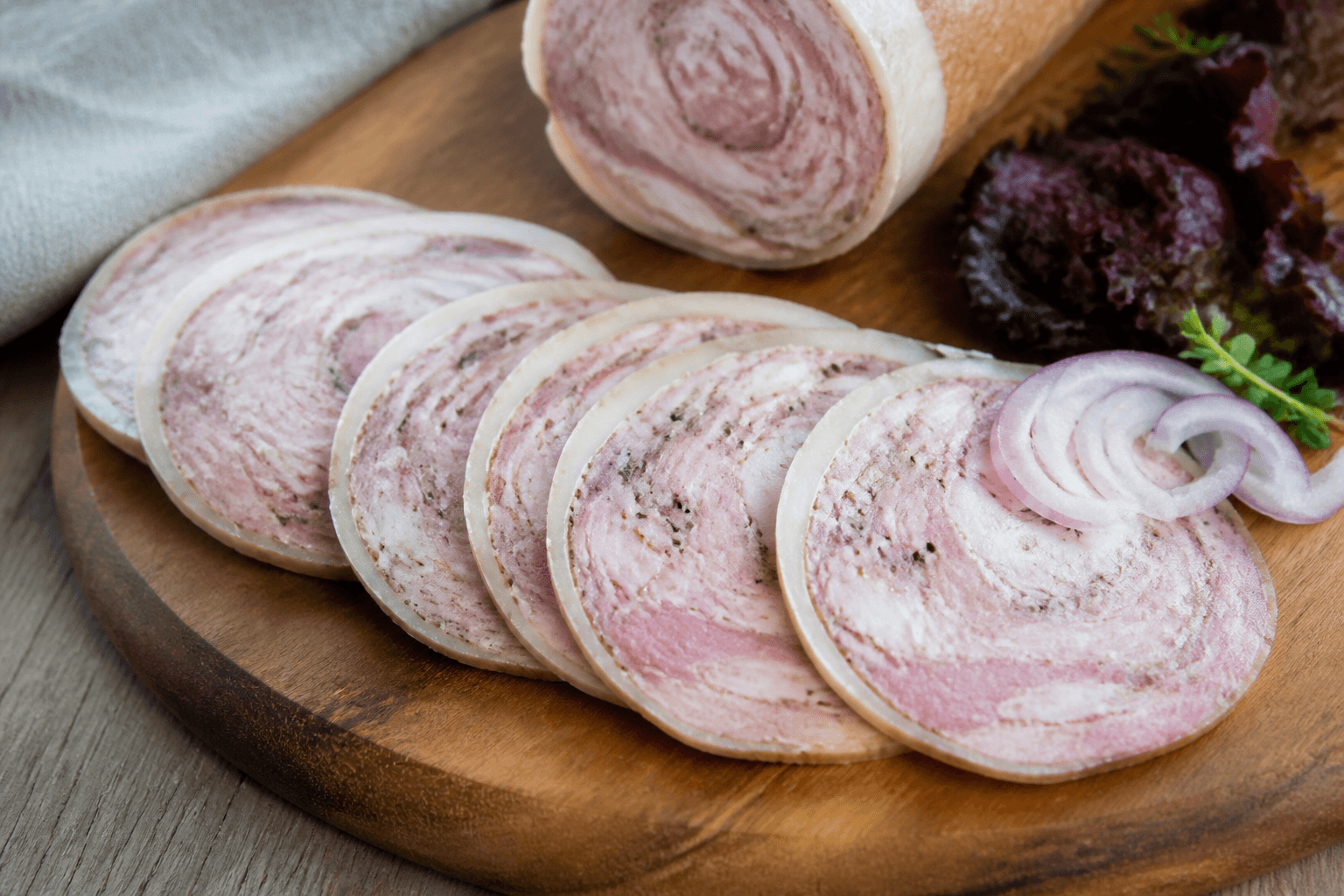 Tyndt skåret rullepølse på bræt