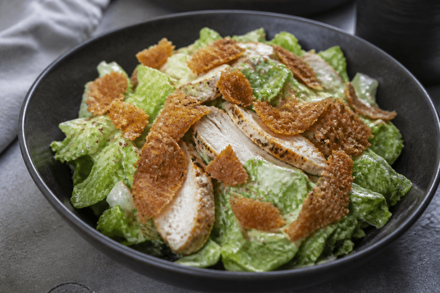 Kyllingesalat med sennepsdressing og knasende skind
