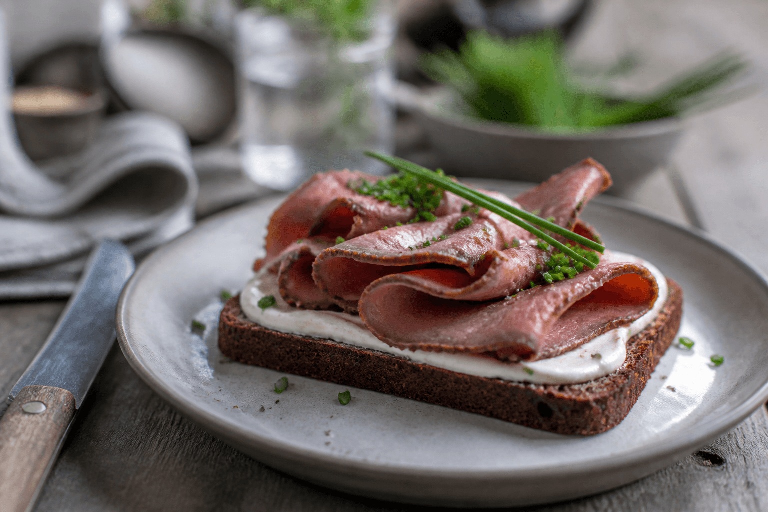 Tynde skiver culotte med peberrodsmayo