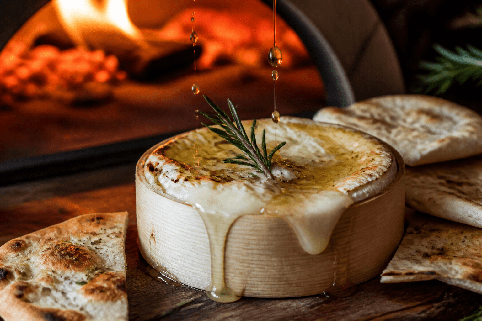 Bagt camembert med honning og rosmarin