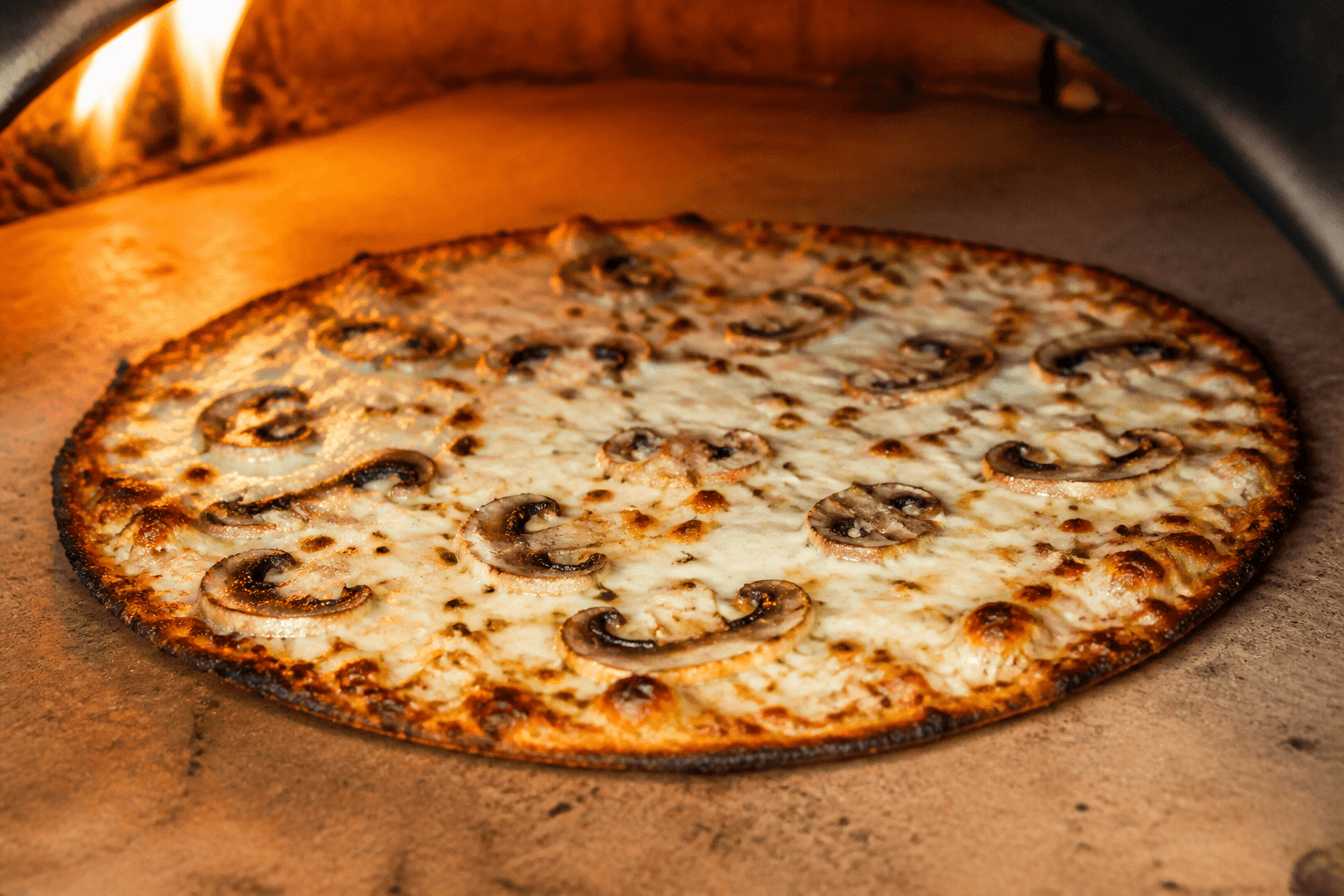 Sprød blomkålspizzabund bagt i pizzaovn