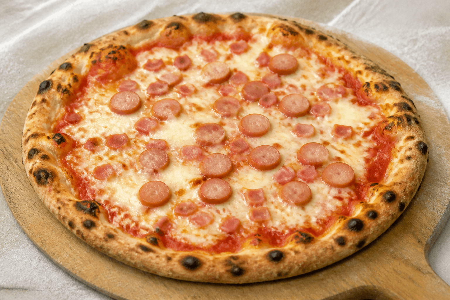 Børnepizza med skinke og cocktailpølser