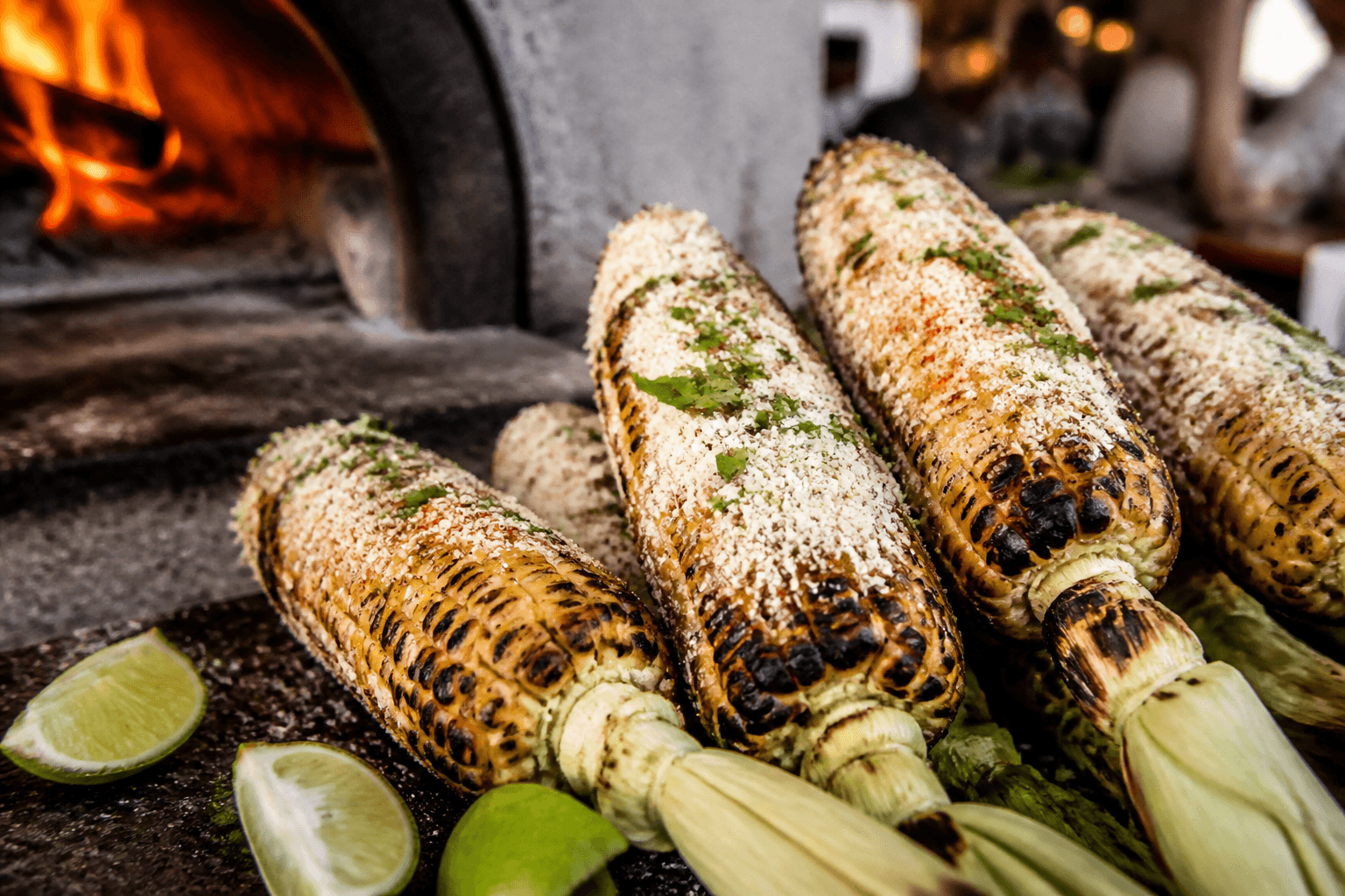 Elotes majskolber med mayo, cotija og chili fra pizzaovnen