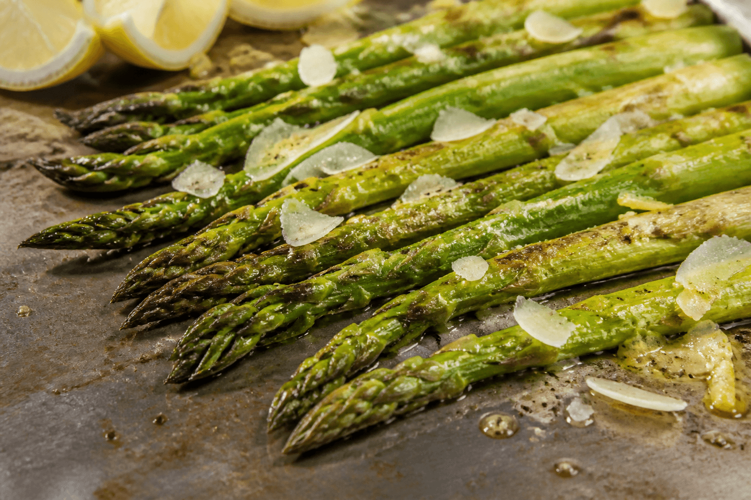 Grillede asparges med parmesan og citron