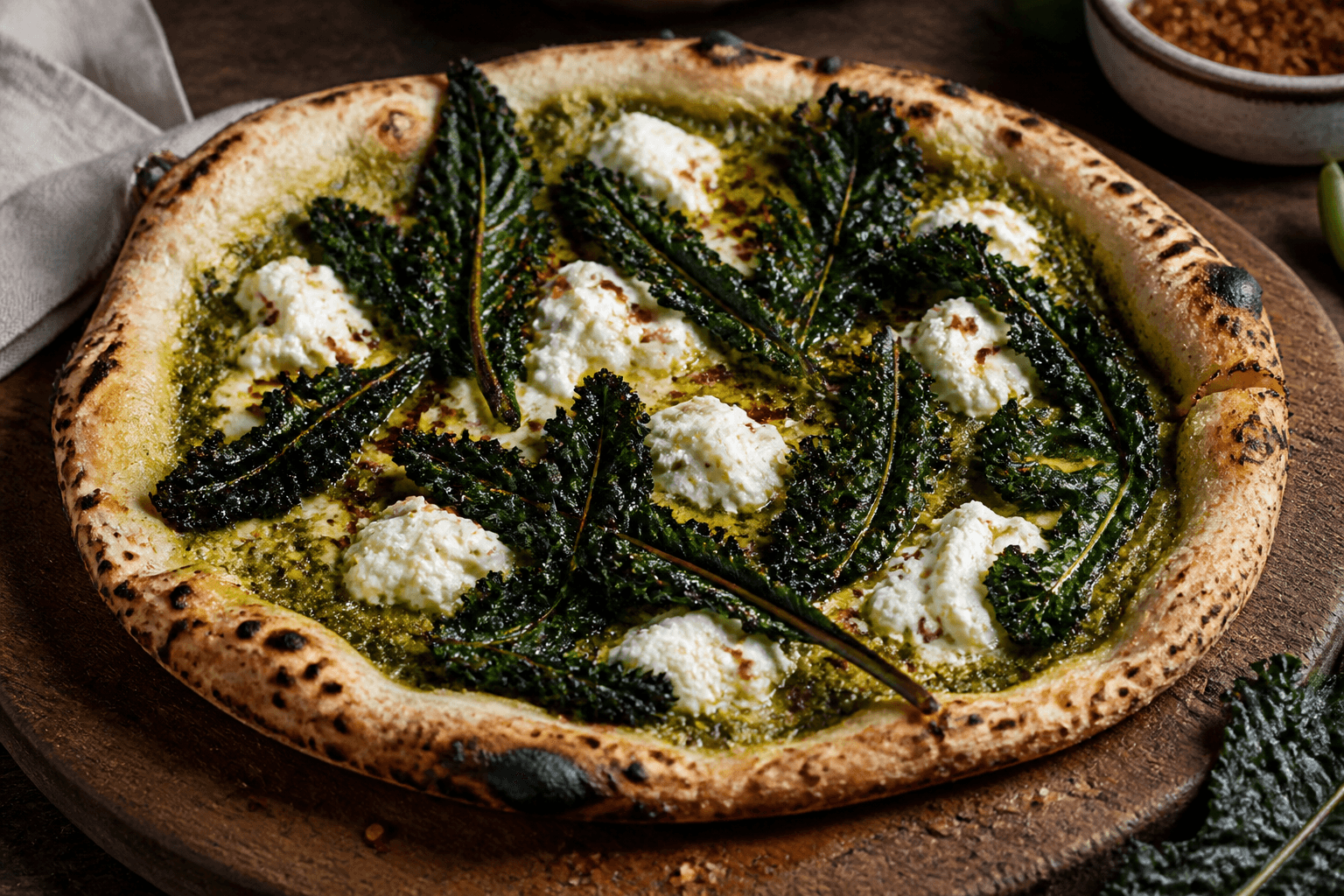 Grøn pizza med palmekål, pesto og ricotta