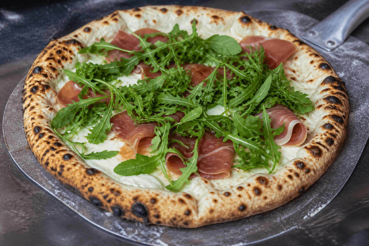 Hvid pizza med parmaskinke og rucola