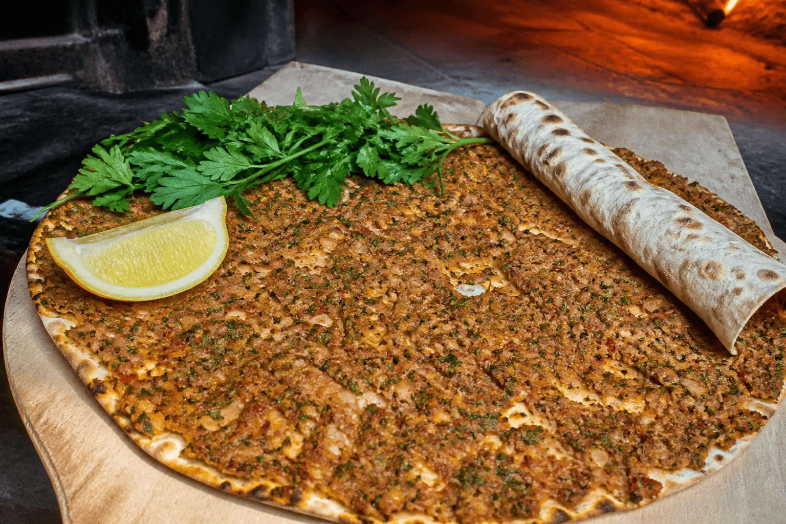 Lahmacun med krydret lam og urter fra pizzaovnen