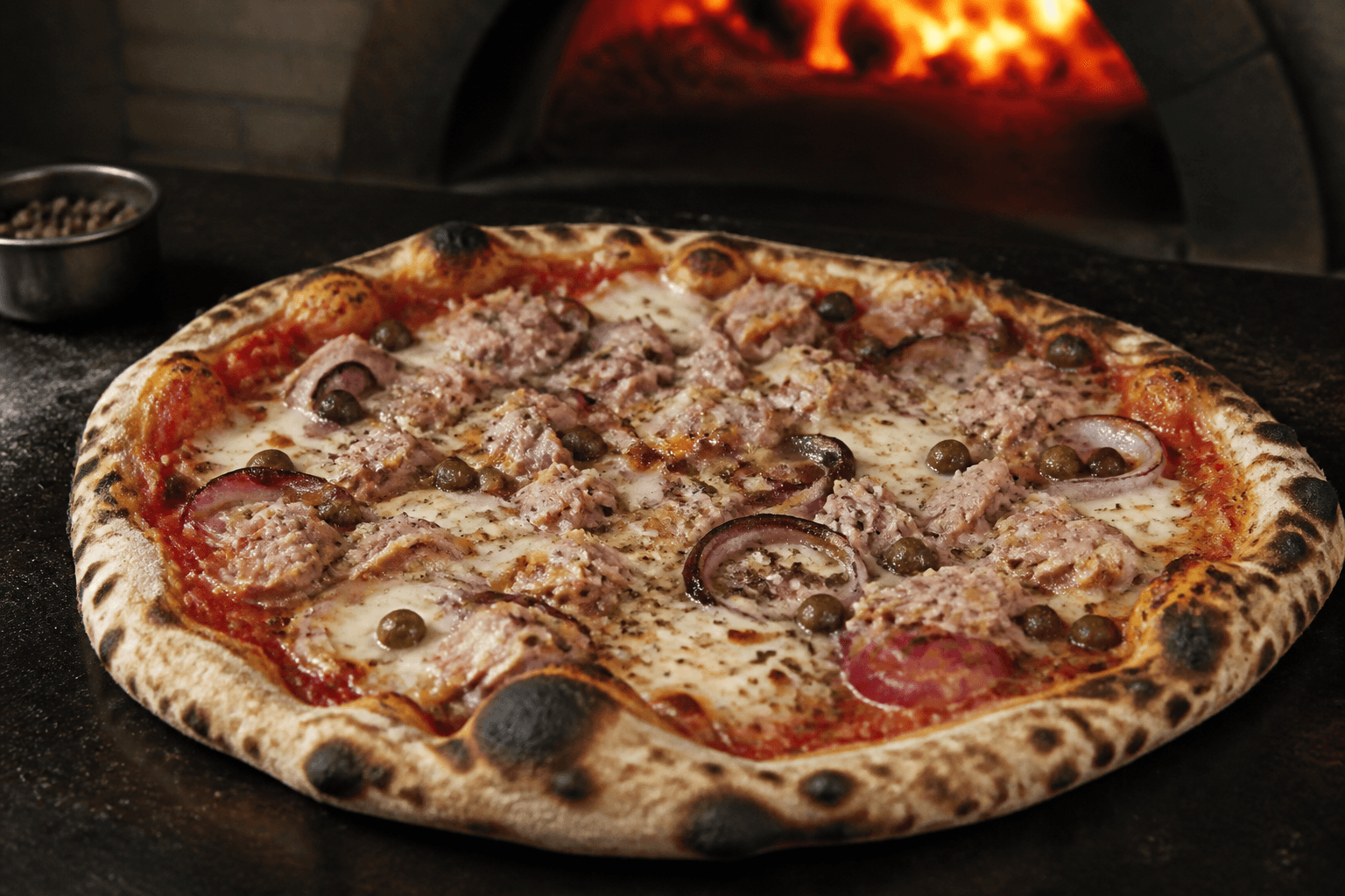 Pizza Tonno e Cipolla med tun, rødløg og kapers
