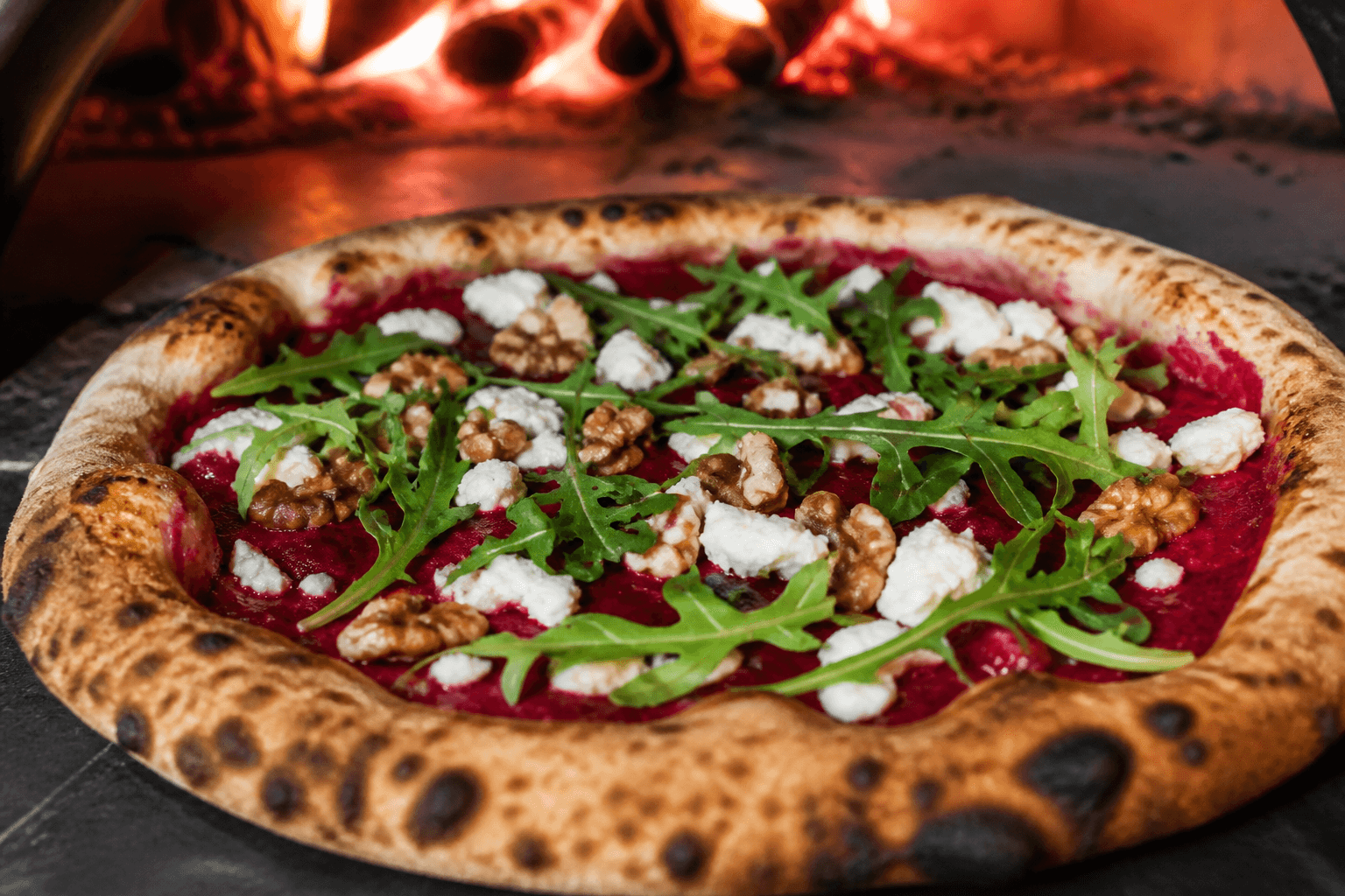Surdejs-pizza med rødbedepuré, gedeost og valnødder