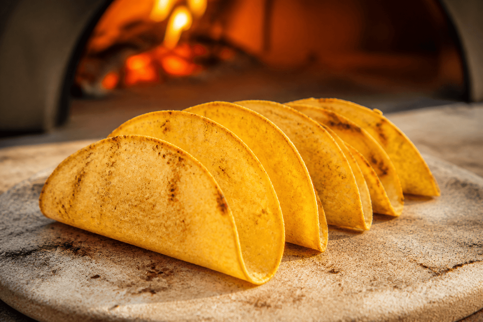 Sprøde tortillas ristet på stenen i pizzaovnen