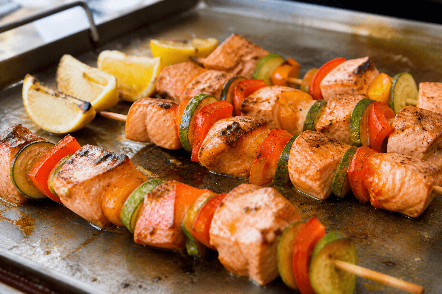 Brochetas de salmón — laksespyd på plancha