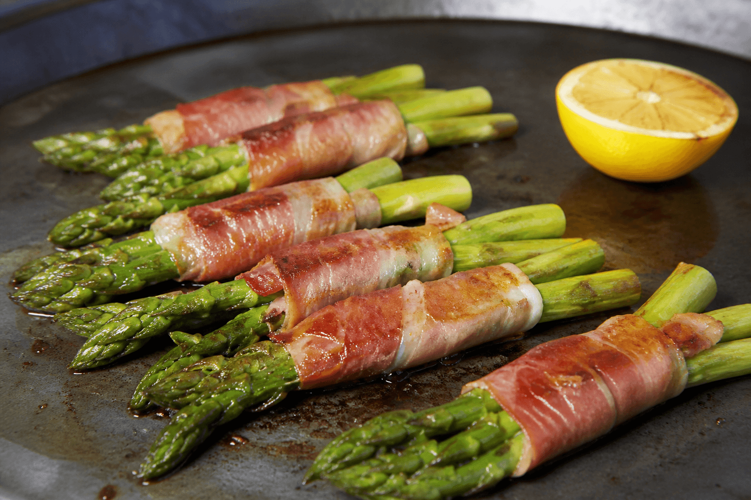 Espárragos con jamón — asparges med serranoskinke på plancha