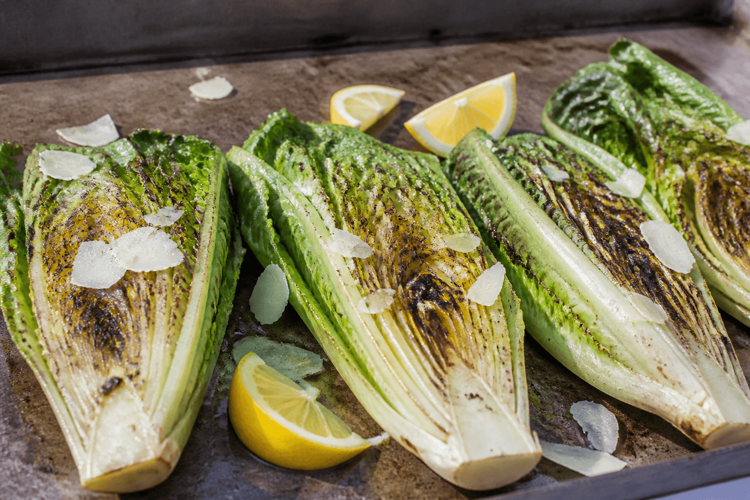 Grillet romainesalat på plancha med parmesan og citron