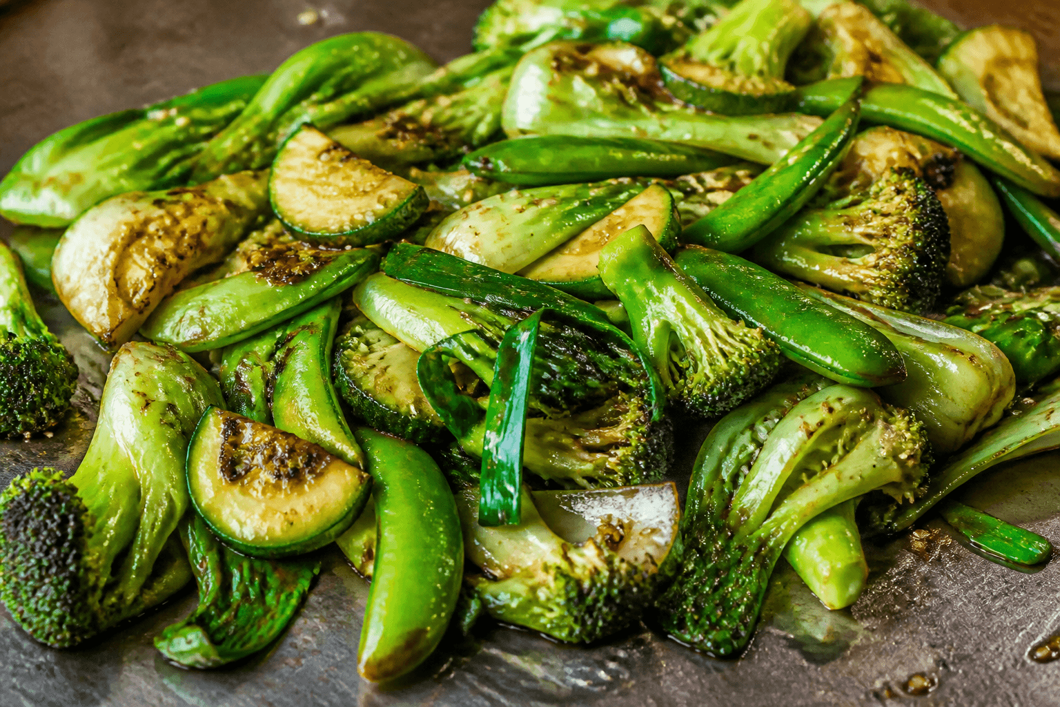 Grøn asiatisk wok-salat med svedne grøntsager på plancha