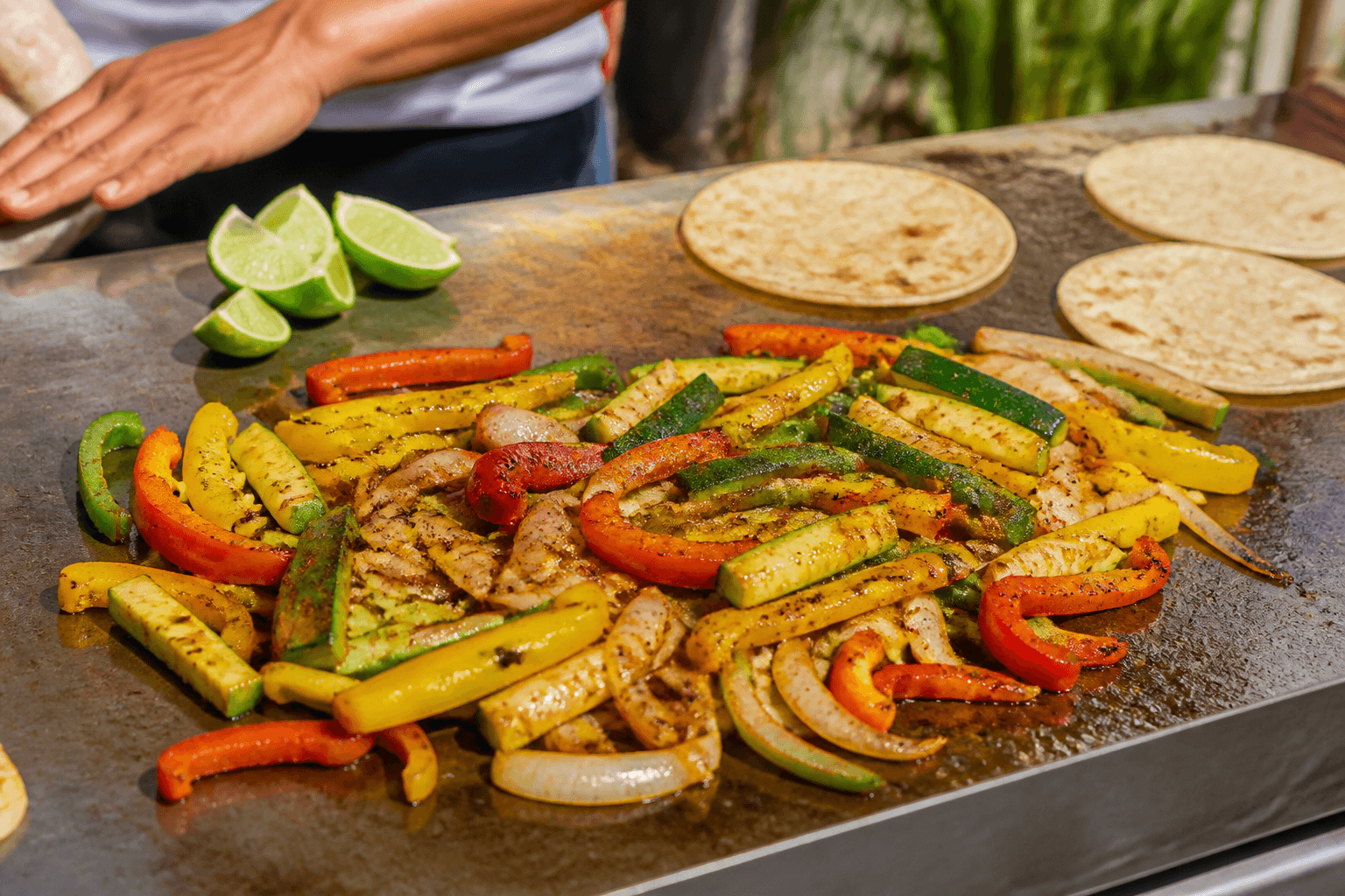 Krydrede grøntsagsfajitas på plancha med peberfrugt og tortilla