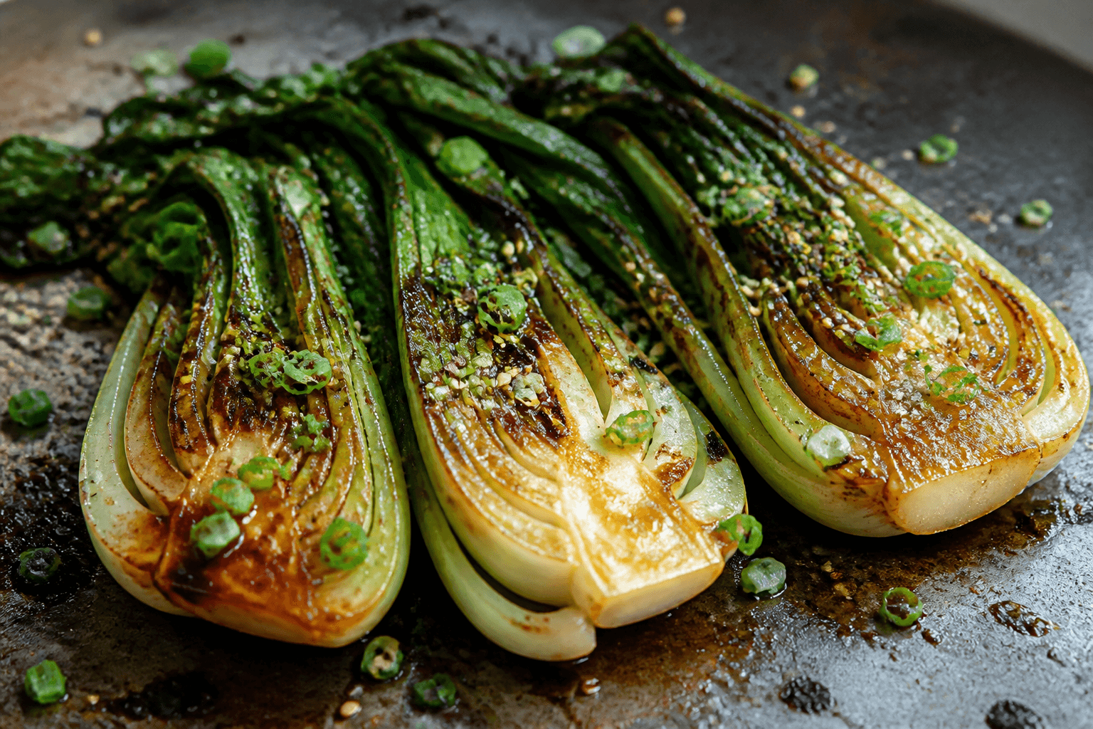 Lynstegt pak choi med soja og ingefær på plancha