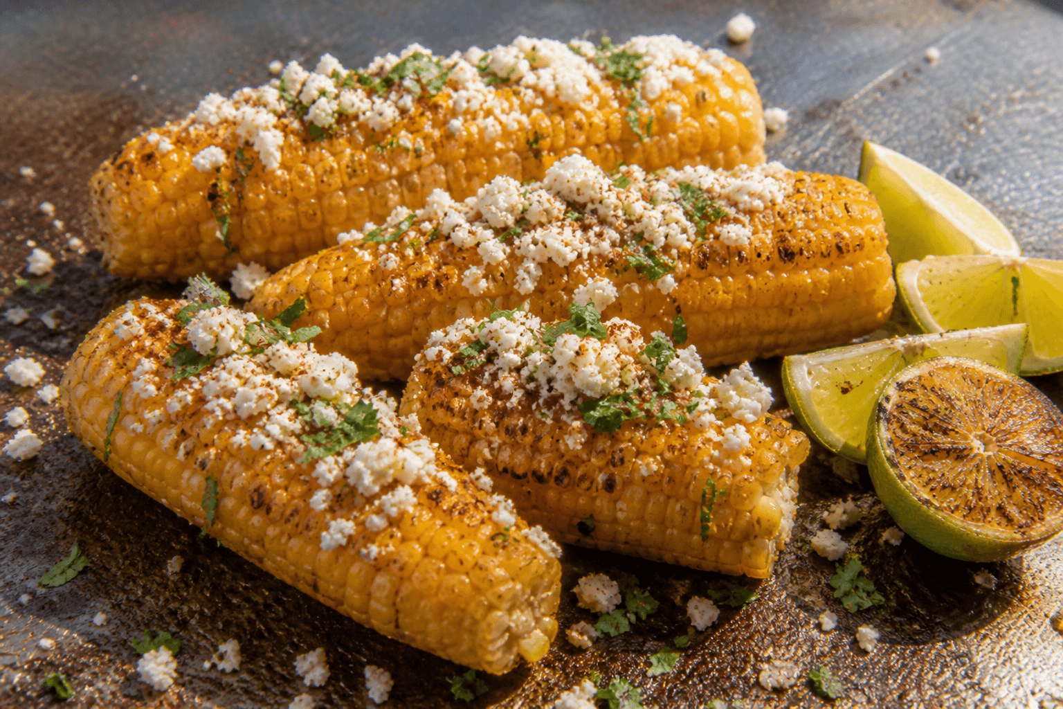 Grillede majskolber på plancha med feta og lime