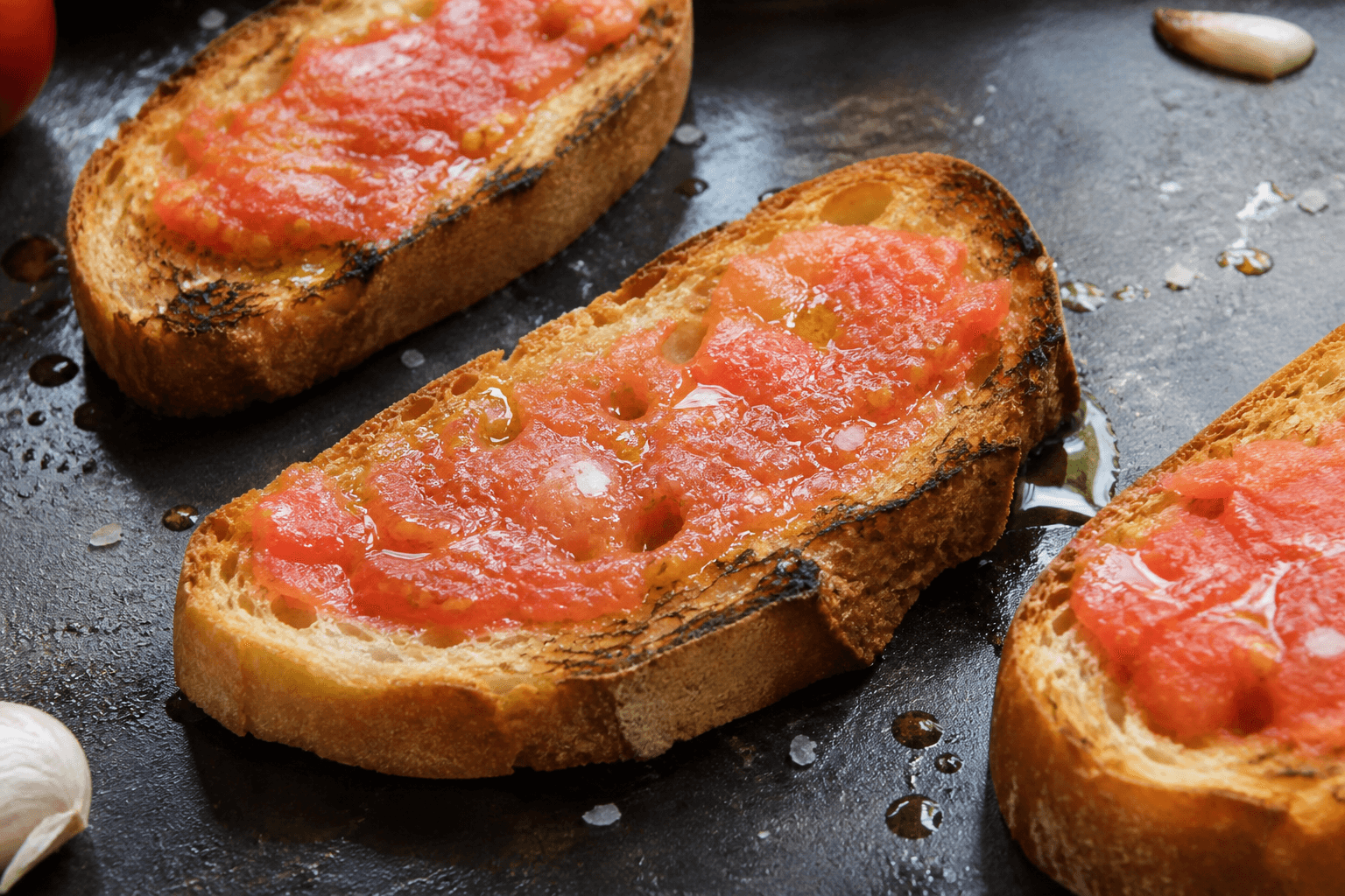 Pan con tomate — ristet brød med tomat på plancha