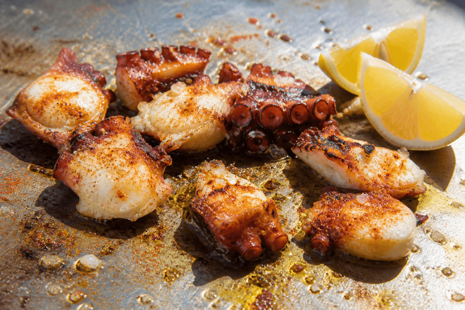 Pulpo a la plancha med paprika, olivenolie og flagesalt