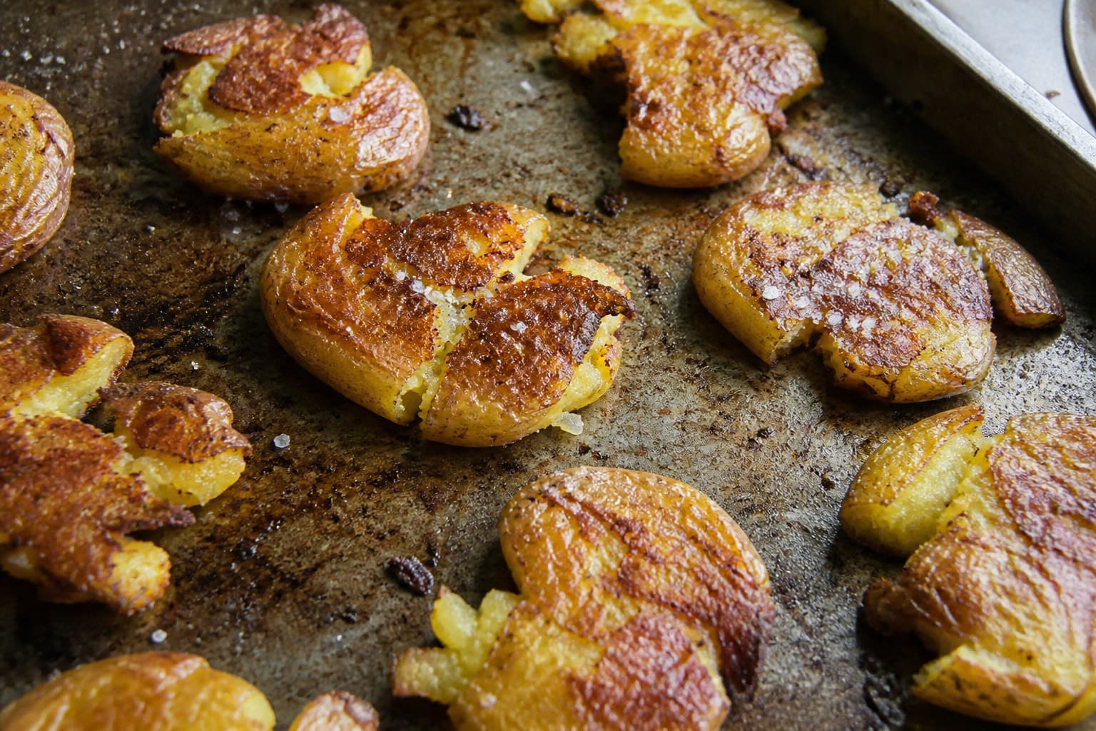 Smash-kartofler stegt i andefedt på plancha