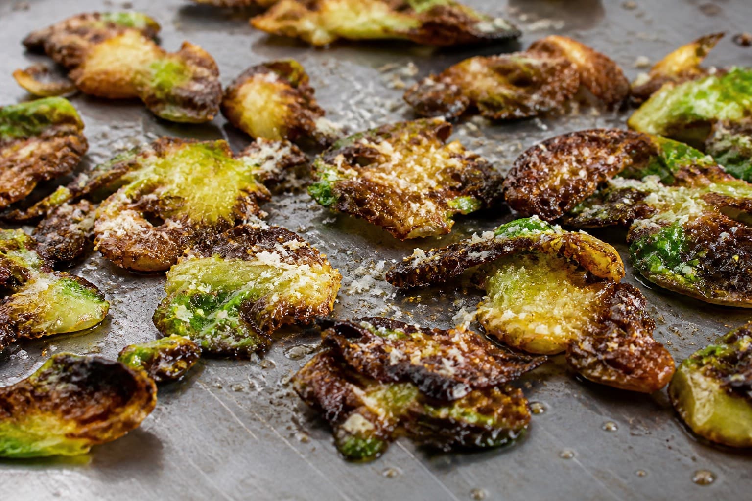 Smashed brussels sprouts med parmesan på plancha