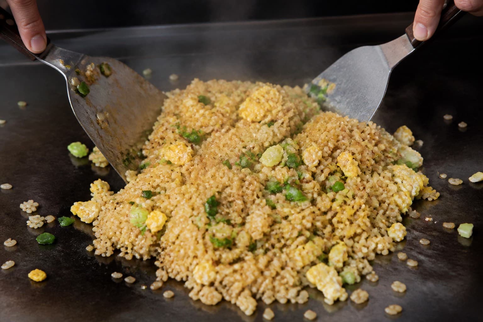 Teppanyaki fried rice med æg og hvidløgssmør på plancha