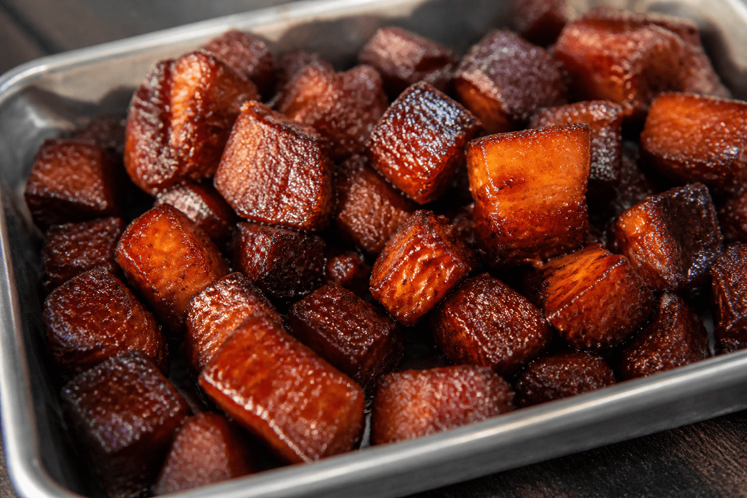 Glaserede pork belly burnt ends i fad