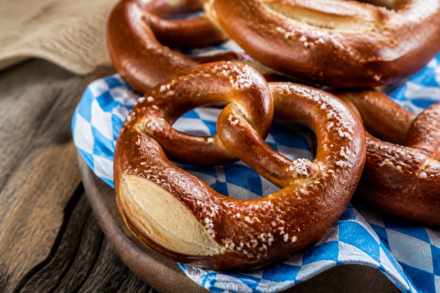 Bayerske pretzels med groft salt